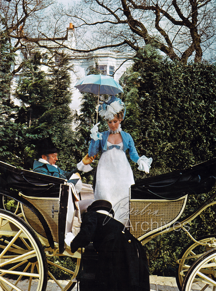 Streisand steps out of carriage on location for ON A CLEAR DAY