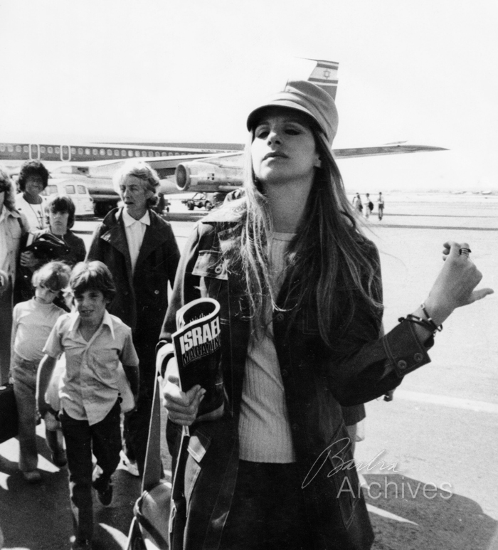 Streisand deboards plane in Israel