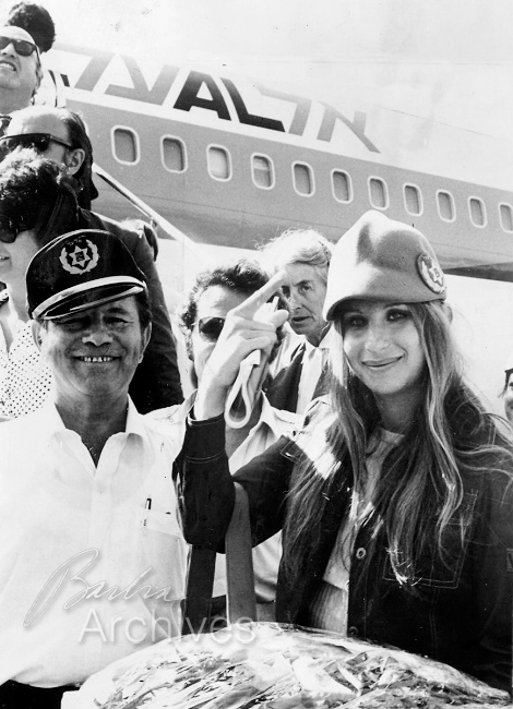 Streisand at Israel airport, 1972