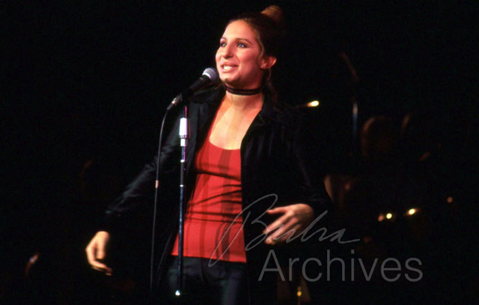 Streisand singing at Hilton